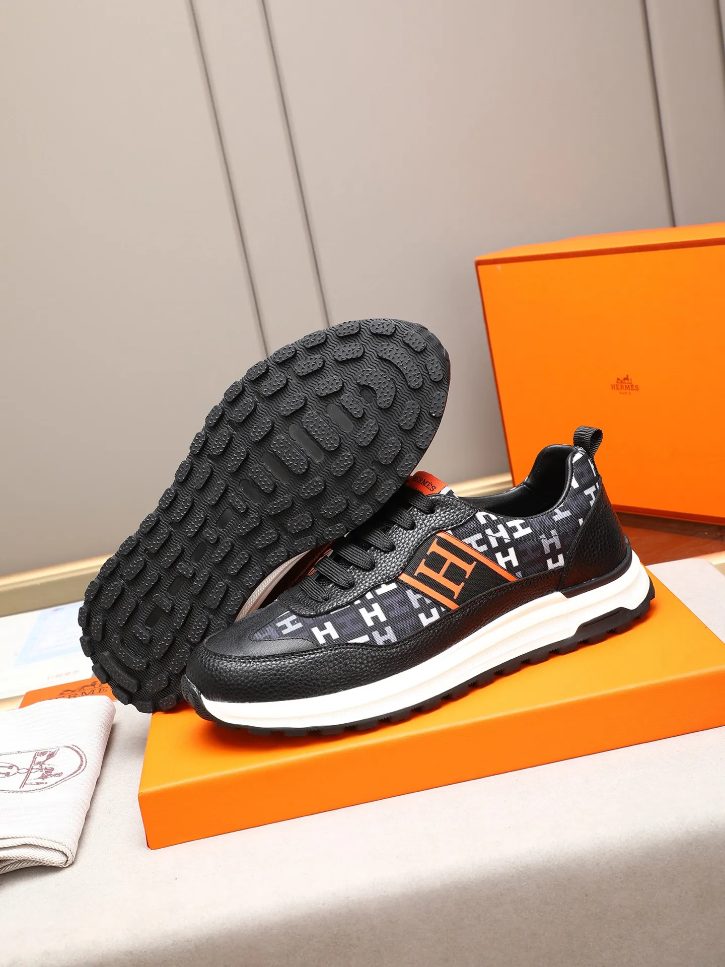 📛📛📛Men's shoes💰P400 (Hermes)🆕Men's color-blocked sneakers, with textured calfskin details. Spliced ​​with original cowhide, this shoe draws inspiration from the equestrian world, integrating technical details and practical functions. Breathable sheep lining, original combination outsole, high-end quality, and every detail is perfectly combined! Size: 38-44 (45 can be customized)